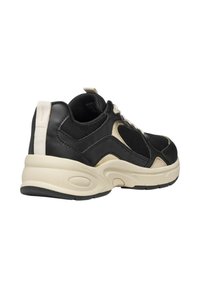 Zapatillas deportivas negras con parte superior de cuero texturizado y paneles de malla. Presentan una entresuela y cordones beige, con una lengüeta en el talón de color contrastante.