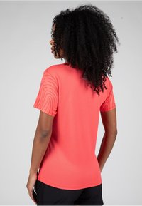 Rode sportieve T-shirt met korte mouwen, voorzien van een gestructureerd golfpatroon op de mouwen. De stof lijkt glad en lichtgewicht.