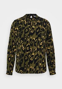 Maglia a maniche lunghe in tessuto verde oliva, caratterizzata da un motivo leopardato nero e oro, con scollatura rotonda e leggere aperture laterali.