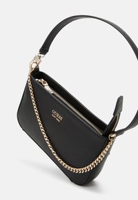 Musta synteettinen käsilaukku, jossa on teksturoitu pinta, kultainen ketjuhihna ja vetoketjukiinnitys. Varustettu kohokuvioidulla logolla ja kulmikkaalla muotoilulla.