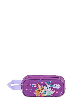 Estuche de lápices morado con doble cremallera, que presenta personajes de dibujos animados y el texto "Amigos" y "UNICORNIO". Incluye un asa de tela en un lado.