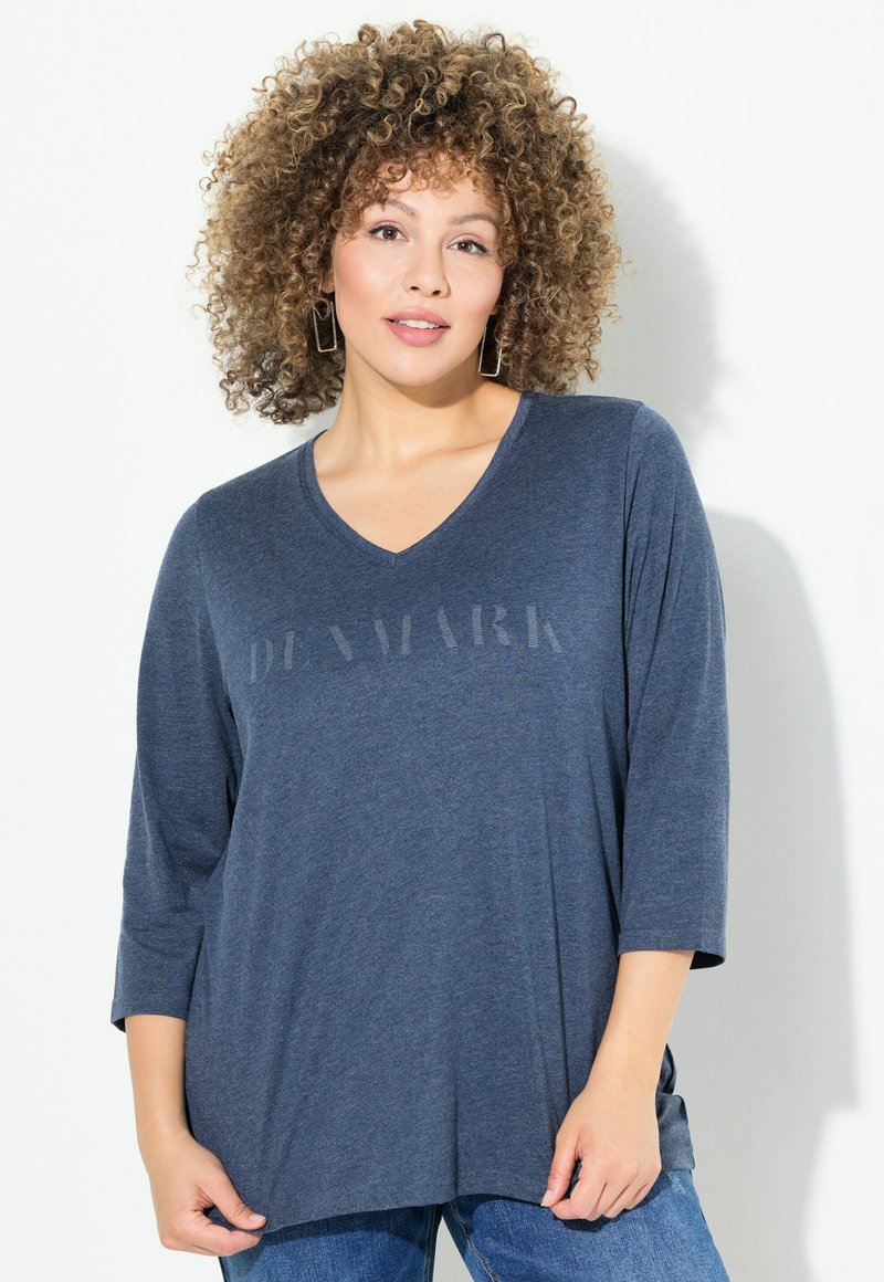 Marineblaues, langärmeliges V-Ausschnitt-T-Shirt mit dem Aufdruck "DÄNEMARK". Weicher Stoff, lässige Passform und seitliche Schlitze für zusätzlichen Komfort.