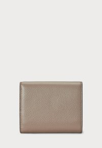 Portafoglio in pelle di colore taupe tenue, superficie testurizzata, forma rettangolare, con un design pulito e minimale e dettagli di cucitura sottili.