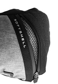 Schwarze und graue Softshell-Tasche mit strukturiertem Finish, ausgestattet mit einem gewölbten Reißverschluss, Netzdetails und einem Markenetikett an der Seite.