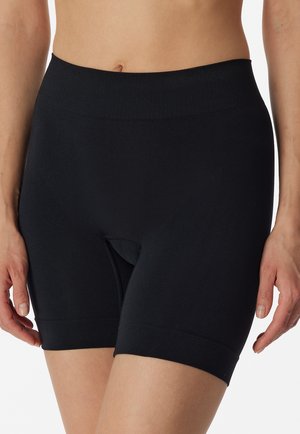 Fekete, magas derekú, rugalmas anyagból készült nadrágshorts, sima textúrával és kis nyílással elöl. Testhezálló dizájn, rövid lábakkal.