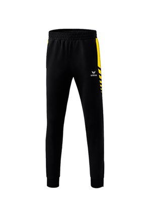 Schwarze Sporthosen mit elastischem Bund, gelben seitlichen Streifen und gerippten Beinabschlüssen. Logos auf der Vorderseite und seitlichen Details für das Branding.