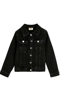 Chaqueta de mezclilla negra con cuello con solapa, botones de presión plateados, dos bolsillos frontales y detalles de costura visibles. Mangas largas, diseño informal.