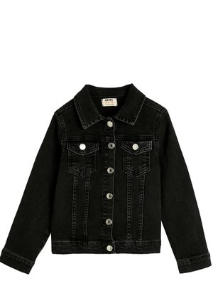 Chaqueta de mezclilla negra con cuello con solapa, botones de presión plateados, dos bolsillos frontales y detalles de costura visibles. Mangas largas, diseño informal.