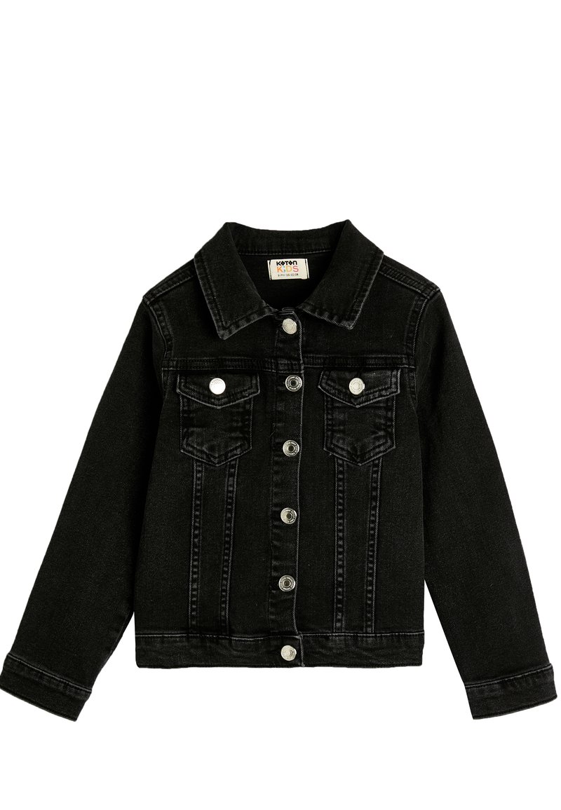 Chaqueta de mezclilla negra con cuello con solapa, botones de presión plateados, dos bolsillos frontales y detalles de costura visibles. Mangas largas, dise�ño informal.