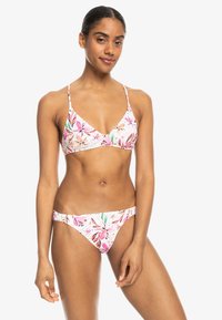 Bikini-set i blommönster med rosa, orange och gröna nyanser. Triangel-toppen har tunna band och botten har en midja som sitter mitt på höften.