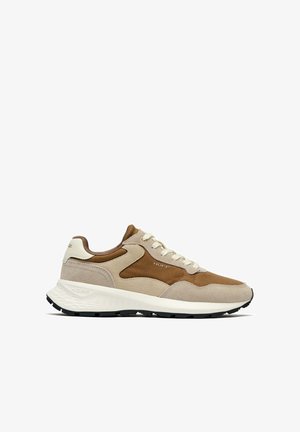 Baskets en daim marron et beige avec lacets blancs, semelle blanche texturée, et nom de la marque "HOFF" sur le côté et le talon.