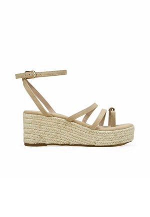 Sandalia de cuña beige con suela plataforma trenzada de yute, fino tirante en el tobillo con hebilla y tres tiras delanteras, incluida una lazada para el dedo con detalle metálico.