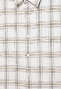 Biała koszula zapinana na guziki z beżowym i jasnobrązowym wzorem w kratę oraz spiczastym kołnierzykiem.