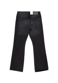 Jeans in denim nero con design a gamba dritta, caratterizzati da tasche posteriori e un'etichetta sulla vita. Tessuto texturizzato con una leggera lucentezza.