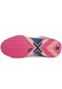 La suola della scarpa presenta un vivace motivo di presa rosa e crema con texture a zigzag, accentuato da un elemento di design e logo blu.