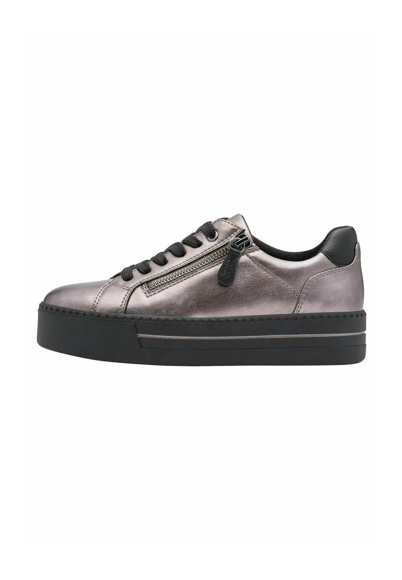 Sneaker gris métallique avec une finition texturée, des lacets noirs et une fermeture éclaire sur le côté. Présente une semelle plateforme épaisse en noir.