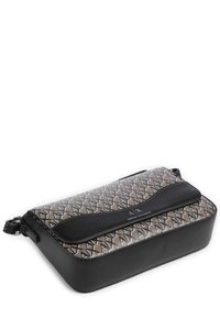 Borsa rettangolare con una parte superiore in tessuto stampato che presenta disegni geometrici marroni e neri. La base è nera e c'è un accento nero lucido.