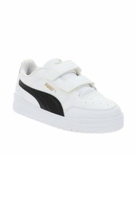 Sneakers bianche con accenti neri, materiale sintetico, due cinturini in Velcro, punta perforata e un logo dorato sul lato. Suola piatta in gomma.