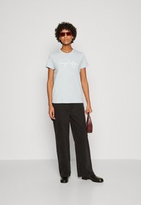 Tommy Hilfiger SIGNATURE TEE - Marškinėliai su spaudiniu - breezy blue
