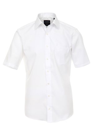 Chemise blanche à manches courtes avec boutons, poche avant et col classique, présentée sur un fond blanc uni.