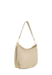 Beige leren schoudertas met gouden hardware, gebogen vorm, getextureerd oppervlak en een afneembare schouderband. Heeft een subtiel logo aan de voorkant.