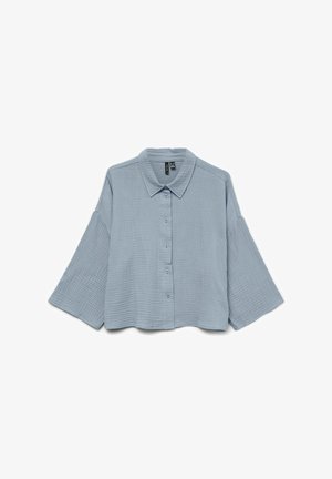Svijetloplava, teksturirana, košulja dugih rukava s gumbima, širokih rukava i šiljastim ovratnikom, prikazana ravno na bijeloj pozadini.