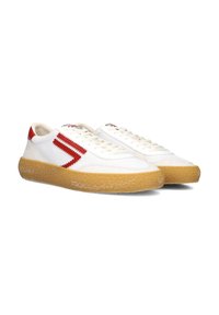 Sneaker bianche con accenti rossi, suola in gomma testurizzata, materiale liscio e lacci piatti, con un design a zigzag contrastante sul lato.