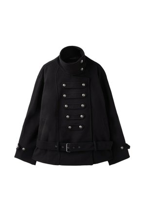 Veste militaire noire avec col haut, boutons argentés croisés, taille ceinturée et poignets boutonnés sur fond blanc.