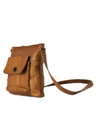 Borsa a tracolla in pelle marrone con superficie texturizzata, tasca anteriore con patta e lunga tracolla regolabile. Presenta una chiusura a bottone.