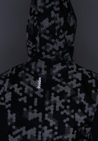 Czarna bluza z kapturem z kroplowym wzorem w kamuflaż, wykonana z lekkiego materiału, z logo Reebok na lewym ramieniu.