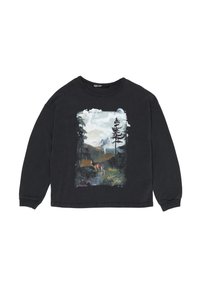 Camisa negra de manga larga con una impresión de paisaje natural que presenta un ciervo, árboles, montañas, nubes y una luna.