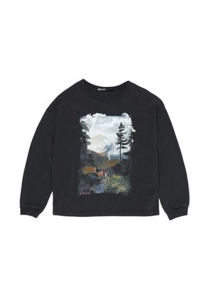 Camisa negra de manga larga con una impresión de paisaje natural que presenta un ciervo, árboles, montañas, nubes y una luna.