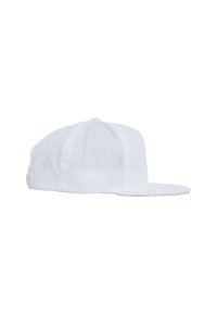 Vit basebollkeps med platt skärm, tillverkad av bomull. Har broderade detaljer och en snapback-stängning bak.