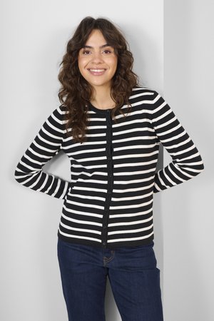 Zwart-witte gestreepte cardigan met lange mouwen, ronde halslijn en knoopsluiting. De stof lijkt zacht met een geribbelde textuur.