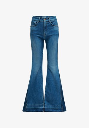 Jeans de denim azul de tiro alto con piernas acampanadas, bolsillos delanteros, cierre con botones y detalles de abertura en el dobladillo delantero.