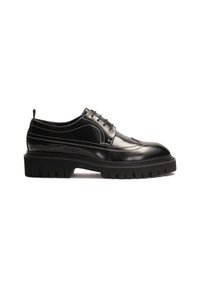 Zapato de cuero negro con punta redondeada, suela de goma texturizada gruesa, costuras contrastantes en blanco y diseño de cordones.
