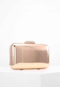 Metalická růžově zlatá obdélníková kabelka s hladkým, lesklým povrchem. Má jednoduché zapínání na vrchu. Minimalistický design.
