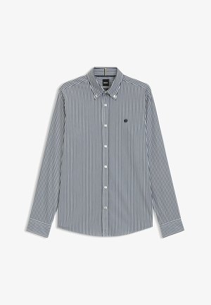 Pitkähihaisessa nappikauluspuserossa on kapeita sinisiä ja valkoisia raitoja. Siinä on terävä kaulus ja pieni brodeerattu logo rinnassa.