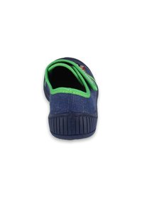 Marineblaue Slippers mit grünem Besatz, aus Stoff gefertigt. Verfügt über eine Gummisohle mit strukturierten Rillen für Grip und Stabilität.
