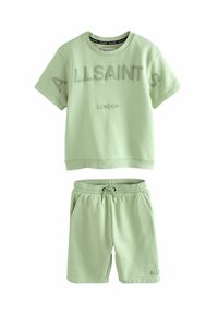 Lysegrønt bomulds sæt med to dele, der inkluderer en kortærmet top med "ALLSAINTS LONDON" trykt på fronten og shorts med elastisk talje og lommer.