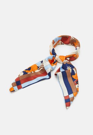 Lenço de seda com um padrão floral e geométrico colorido em tons de laranja, azul, castanho e creme. Extremidades triangulares com uma textura suave.