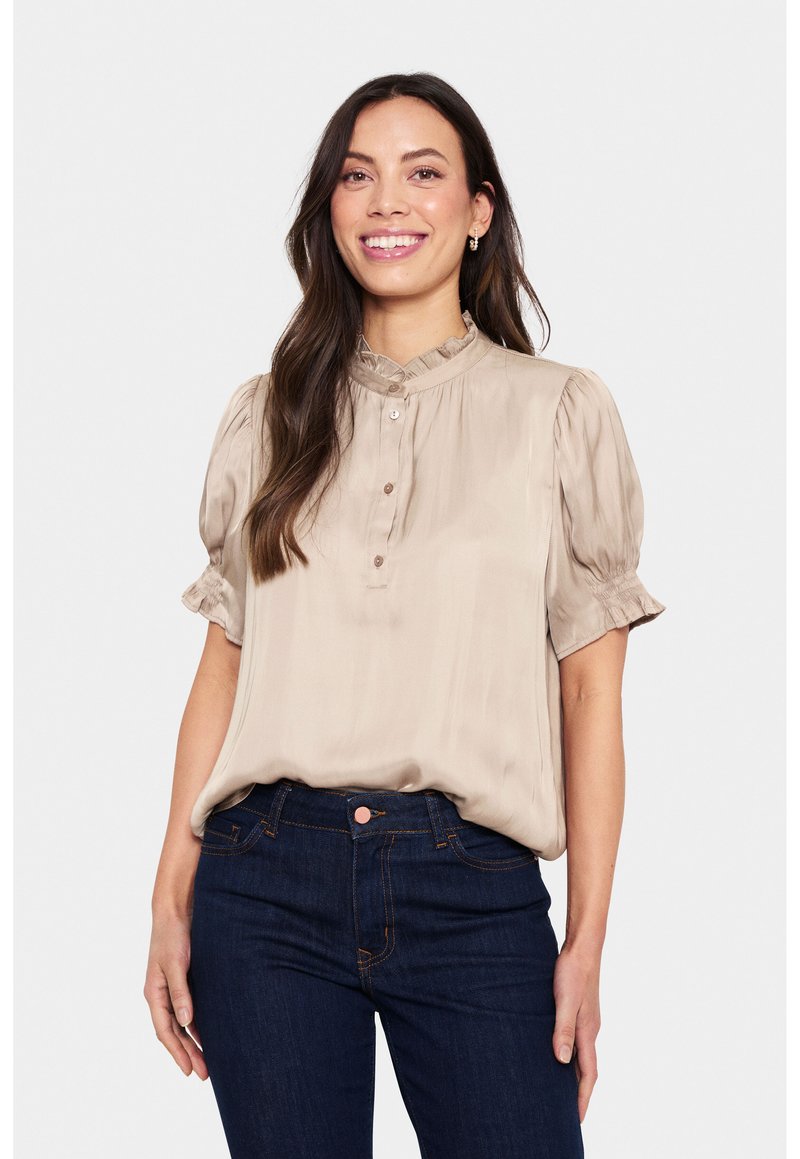 Blusa beige a maniche corte con maniche a palloncino arricciate, colletto volante e pattina con bottoni, realizzata in tessuto liscio e leggero.