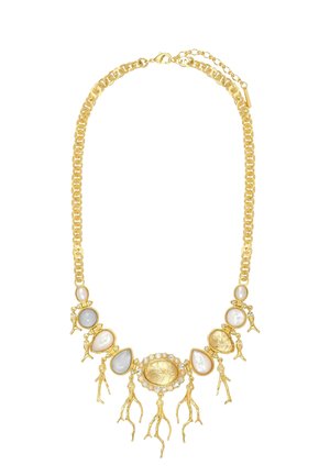 Collier chaîne en or avec des pierres précieuses ovales et en forme de goutte, orné de petites breloques dorées pendantes en forme de branche et de minuscules accents de perles.