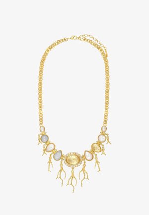 Collier chaîne en or avec des pierres précieuses ovales et en forme de goutte, orné de petites breloques dorées pendantes en forme de branche et de minuscules accents de perles.