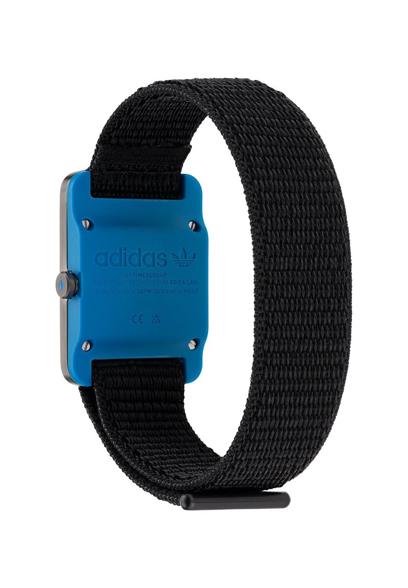 Uhr mit blauer rechteckiger Rückplatte, geprägt mit dem Adidas-Logo, und schwarzem, strukturiertem Stoffband in Schlaufenform.