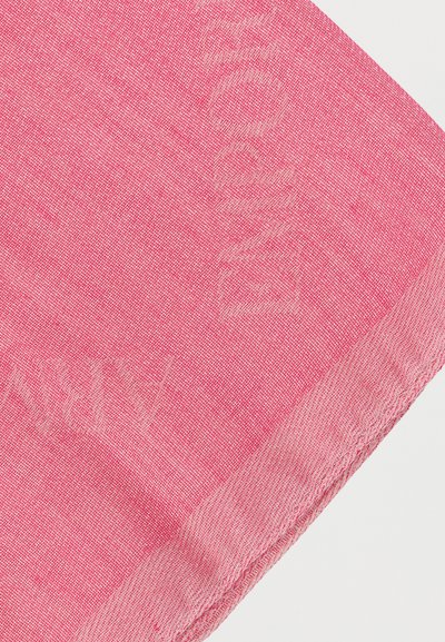 Ροζ ύφασμα με διακριτικό υφασμένο μοτίβο και αχνά ορατό αφηρημένο κείμενο ή σύμβολα ενσωματωμένα στο υλικό.