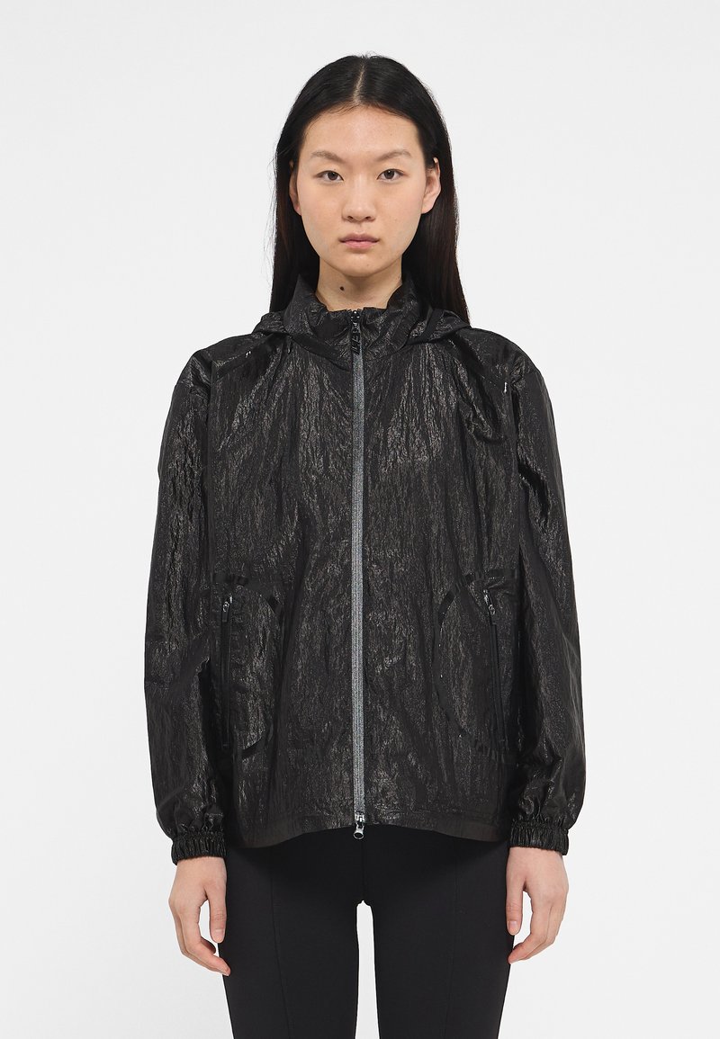 Černá, lehká, kapuce má jacket s zmačkanou texturou, elastickými manžetami, předním zipem a dvěma bočními kapsami. Jednoduchý design bez viditelných log.