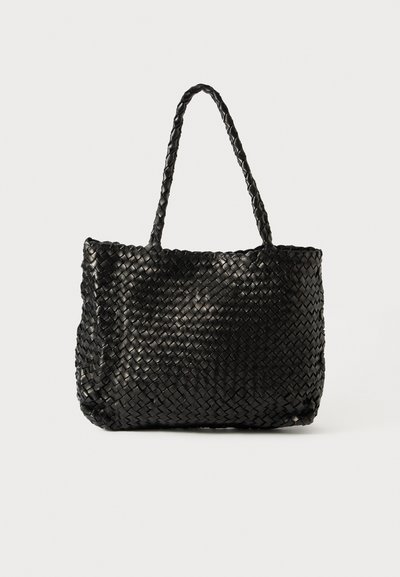 Μαύρη πλεκτή δερμάτινη τσάντα tote με δύο πλεγμένες λαβές, σε απλό ανοιχτό φόντο.