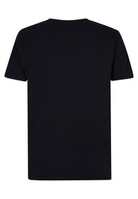 Camiseta negra de algodón, con cuello redondo y mangas cortas. La parte trasera es lisa, sin gráficos ni adornos.