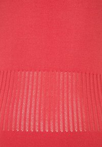 Maglione a girocollo color corallo con texture a coste nella parte inferiore, caratterizzato da motivi a tagli orizzontali, realizzato in materiale lavorato a maglia.